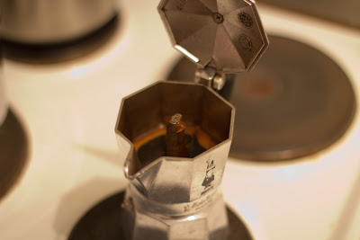 Espresso spritzt aus der Öffnung.