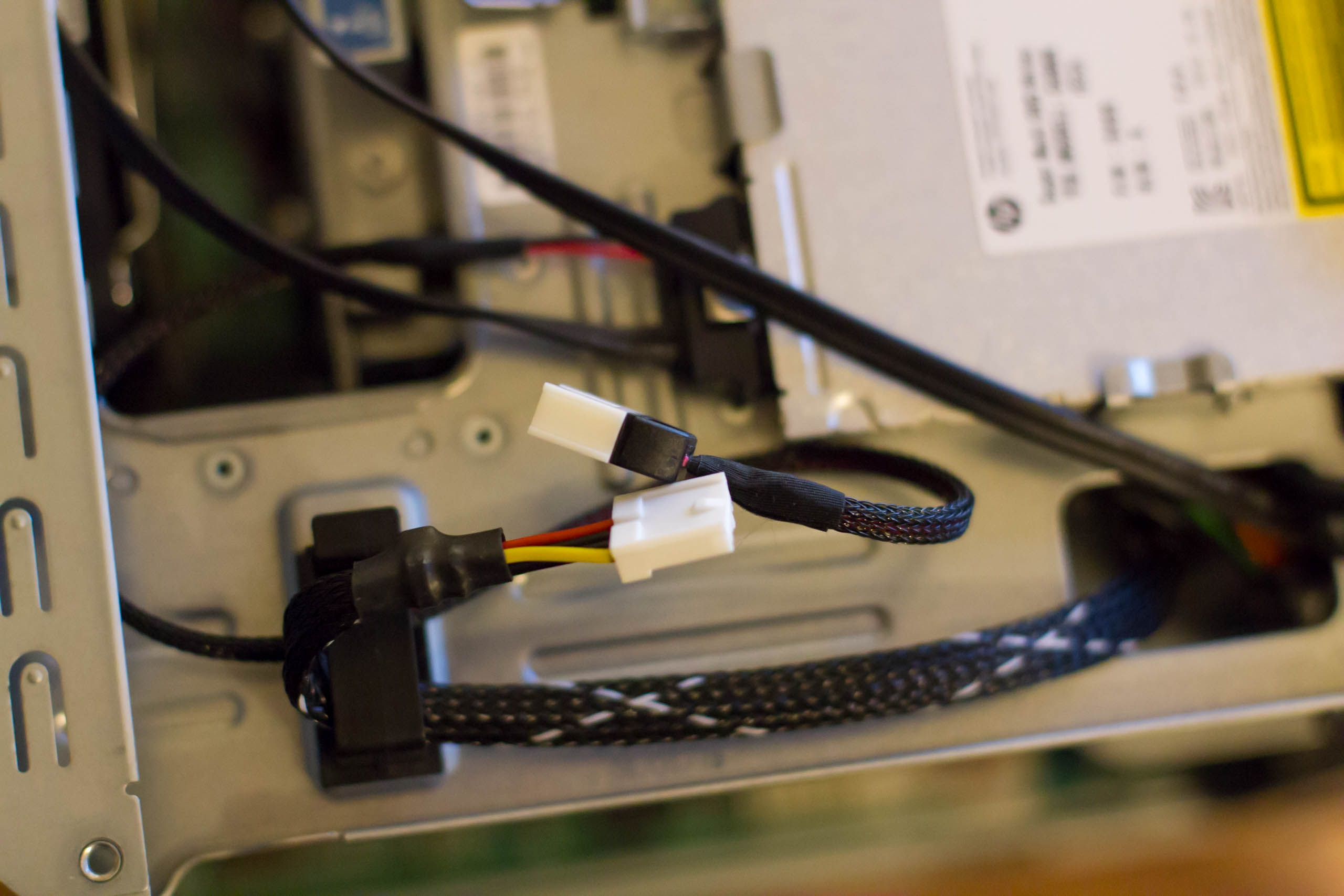 Der zum Netzteil gehörende Stecker muss durch einen Adapter ersetzt werden.